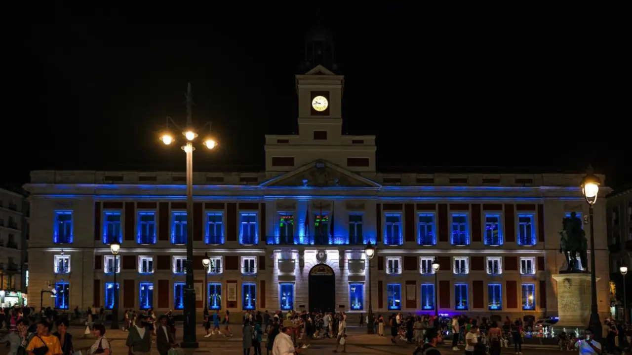 La Comunidad de Madrid ilumina la Real Casa de Correos con la bandera de Israel en solidaridad tras el ataque terrorista