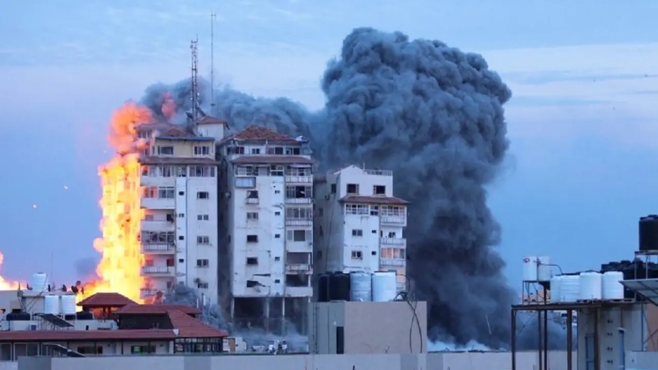 UN News/Ziad Taleb Un edificio envuelto en llamas en el centro de Gaza. / Archivo