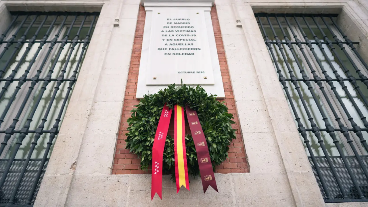 La Comunidad de Madrid coloca una corona de laurel en la placa que recuerda a las víctimas del COVID-19 en la Real Casa de Correos