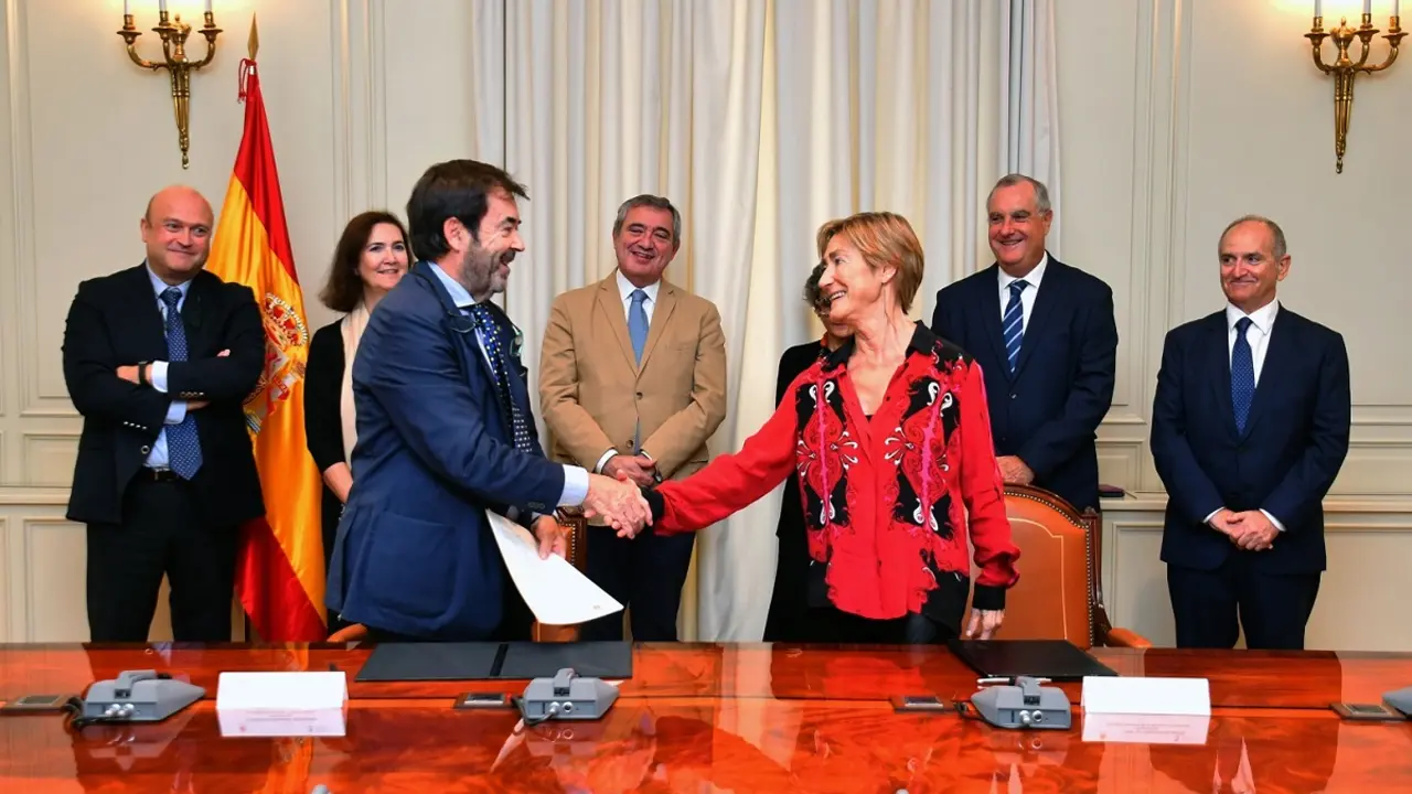 De izda. a dcha. en primera fila: Vicente Guilarte, presidente suplente del Consejo General del Poder Judicial y Victoria Ortega, presidenta del Consejo General de la Abogacía Española.                       A la dcha. de la segunda fila: Jesús Sánchez, presidente de la Comisión de Relaciones con la Administración de Justicia de la Abogacía Española.