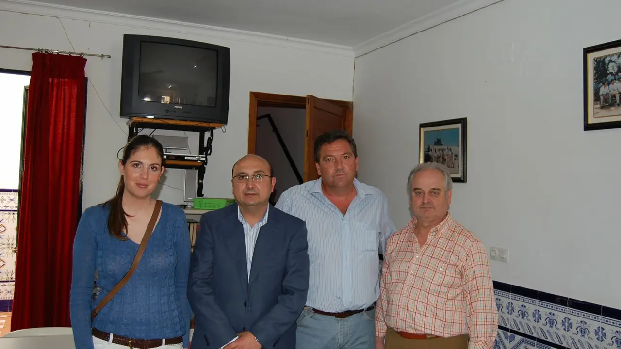 Julio Álvarez, segundo desde la izquierda, junto a su sucesor en el cargo Manuel Bejarano.