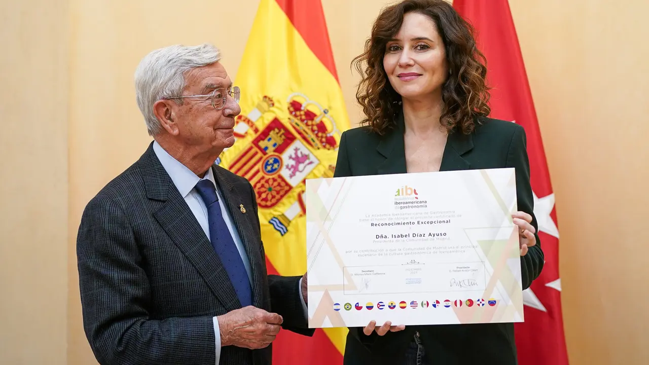 La presidenta Isabel Díaz Ayuso ha recibido la mención especial otorgada por la Academia Iberoamericana de Gastronomía