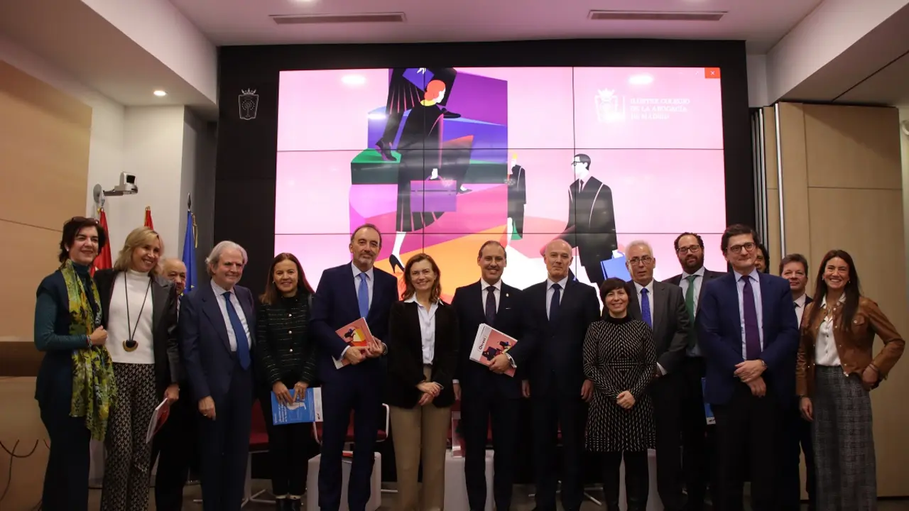 Foto de familia tras la presentación del I Estudio sobre la situación de la abogacía madrileña