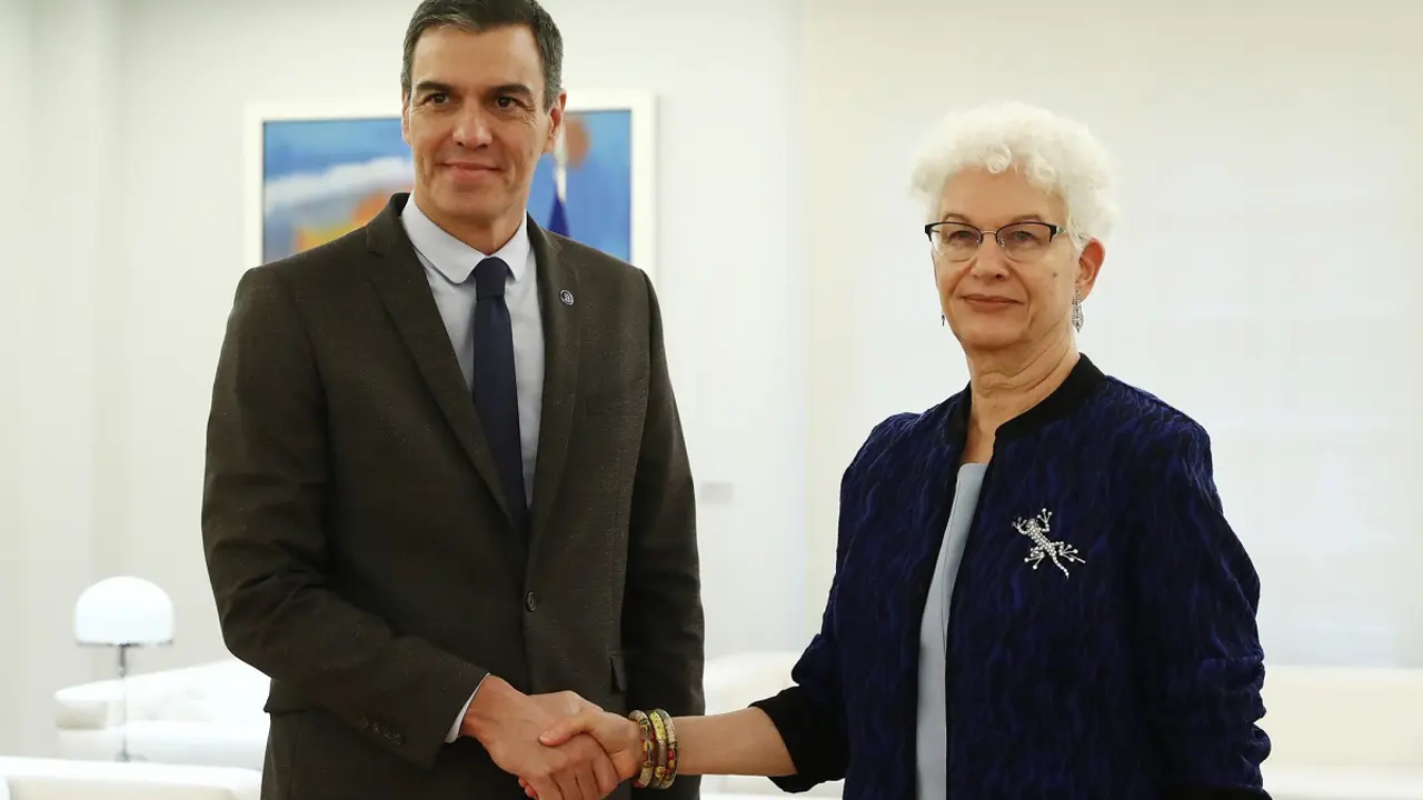 El presidente del Gobierno en funciones, Pedro Sánchez, saluda a la embajadora de Israel en España y Andorra, Rodica Radian-Gordon. Pool Moncloa/Fernando Calvo. 