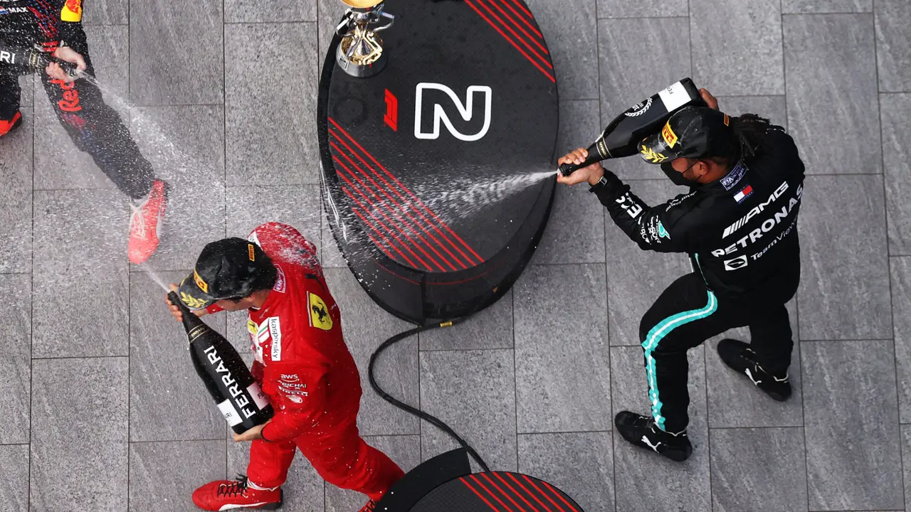 Lewis Hamilton y Carlos Sainz | Fuente: Getty Images