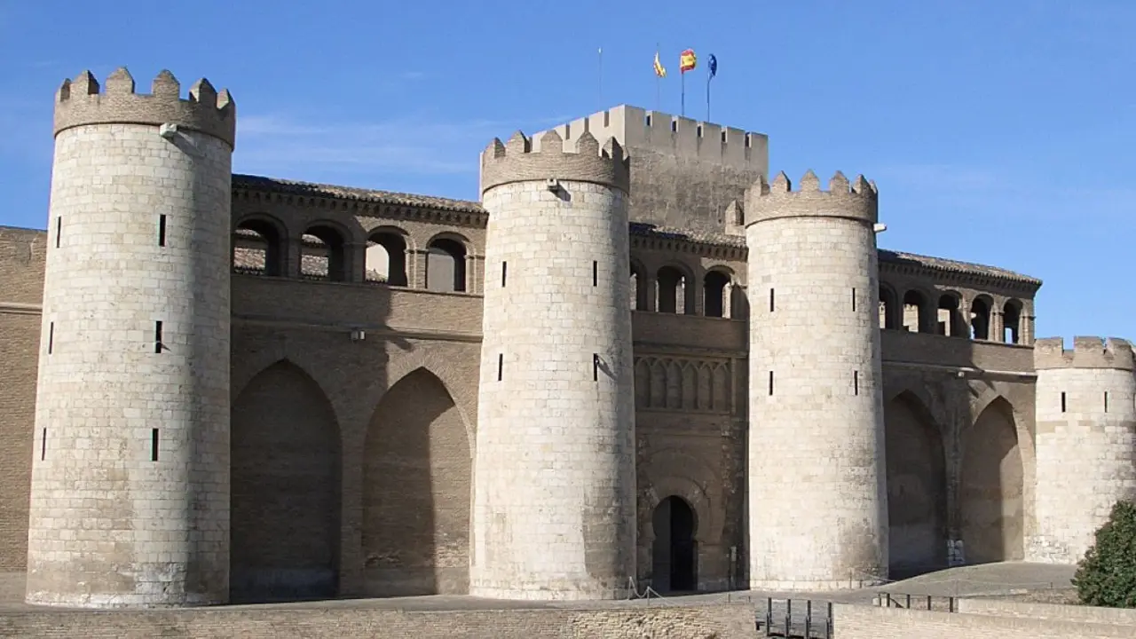 El Palacio de la Aljafería, sede de las Cortes de Aragón / Wikimedia Commons