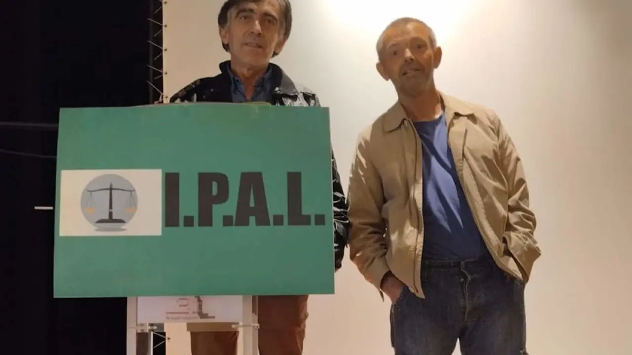 De izda. a dcha., Juan Andrés Ruiz López y otro miembro de Izquierda por Almería / Izquierda por Almería