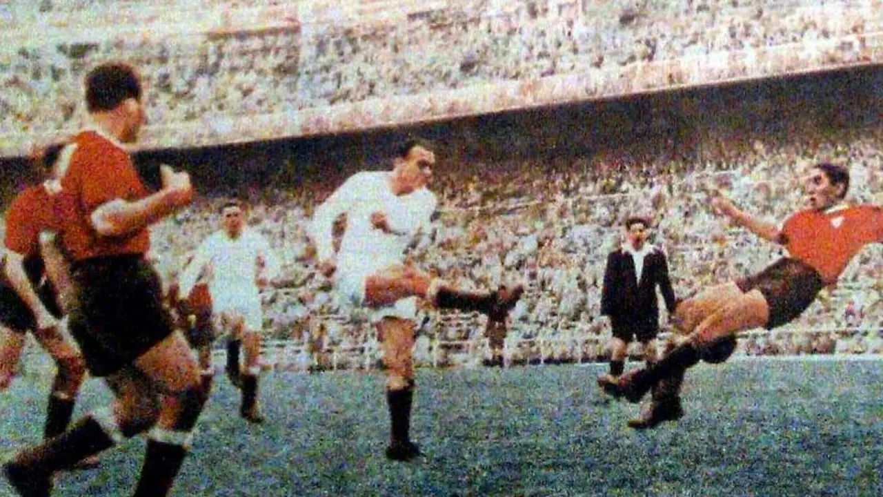 Alfredo Di Stéfano, en un partido contra el Independiente argentino / PICRYL