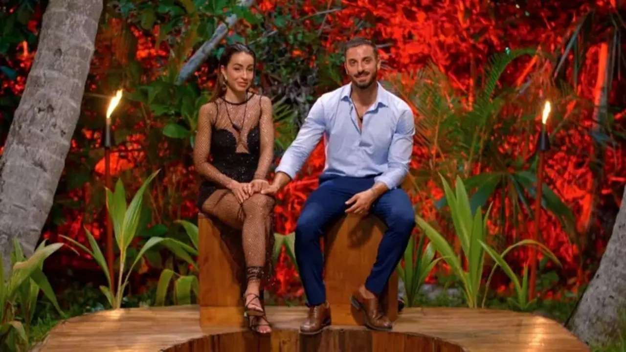 Ana y Borja en la hoguera final de La isla de las tentaciones | Fuente: Telecinco