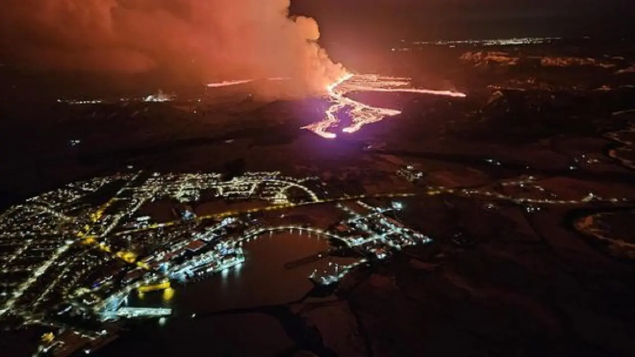 La erupción vista desde el vuelo de vigilancia de la Guardia Costera con Grindavík en primer plano. La foto fue tomada en 00:15, 17 de marzo. (Foto: Seguridad pública/Björn Oddsson)La erupción vista desde el vuelo de vigilancia de la Guardia Costera con Grindavík en primer plano. La foto fue tomada en 00:15, 17 de marzo. (Foto: Seguridad pública/Björn Oddsson)La erupción vista desde el vuelo de vigilancia de la Guardia Costera con Grindavík en primer plano. La foto fue tomada en 00:15, 17 de marzo. (Foto: Seguridad pública/Björn Oddsson)