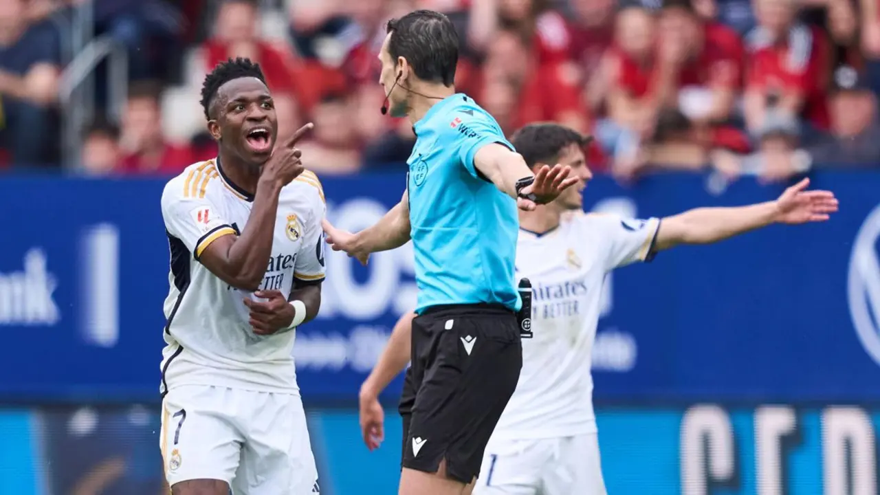 Vinicius y Martínez Munuera | Fuente: Getty Images
