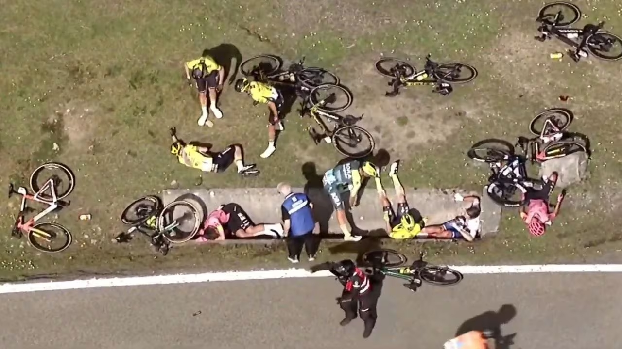 Accidente en La Vuelta al País Vasco | Fuente: Redes sociales