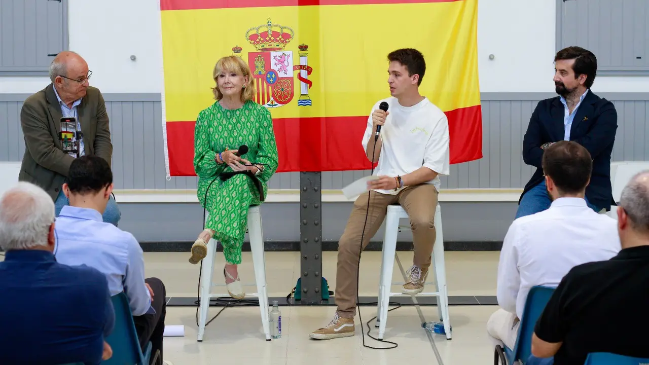 Esperanza Aguirre en el acto 'II República ¿Algo que celebrar?' | Fuente: @nnggmadrid