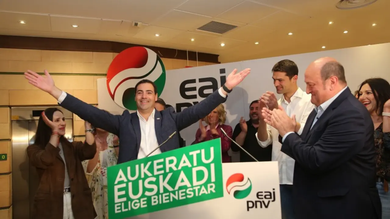 Imanol Pradales celebra los resultados en la noche electoral | Fuente: PNV