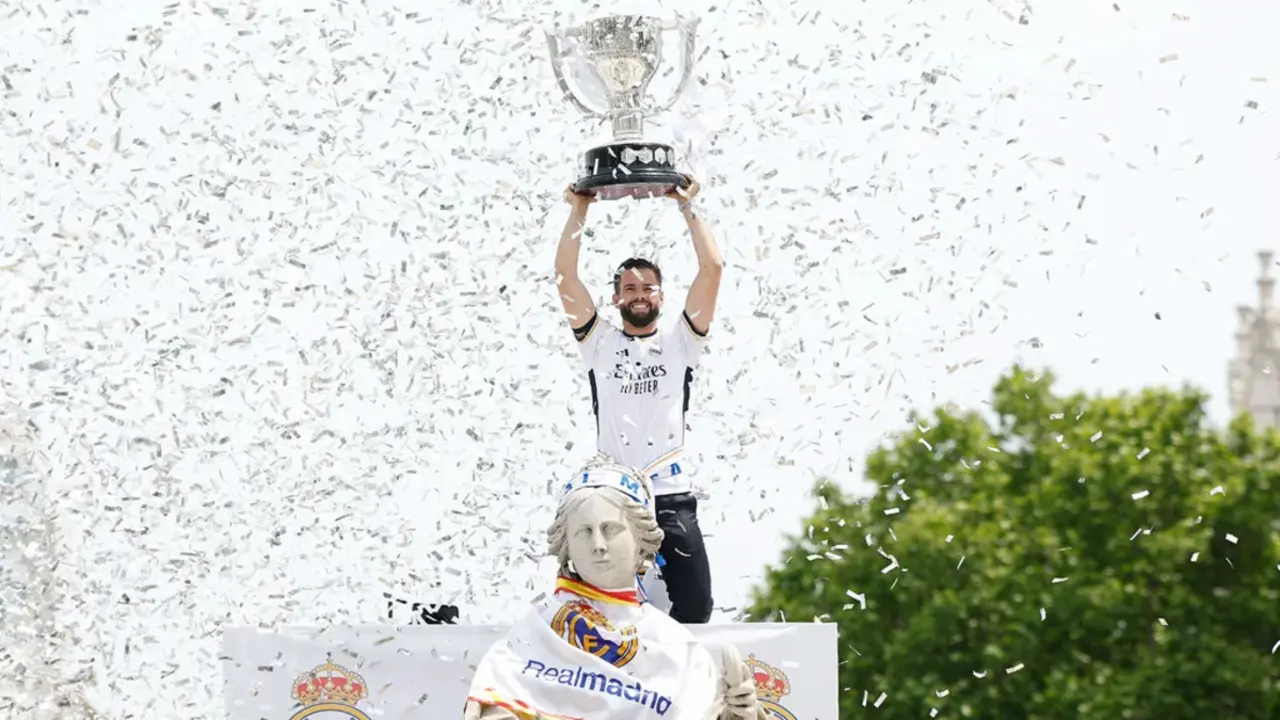 Nacho levanta la Copa en Cibeles | Fuente: Real Madrid