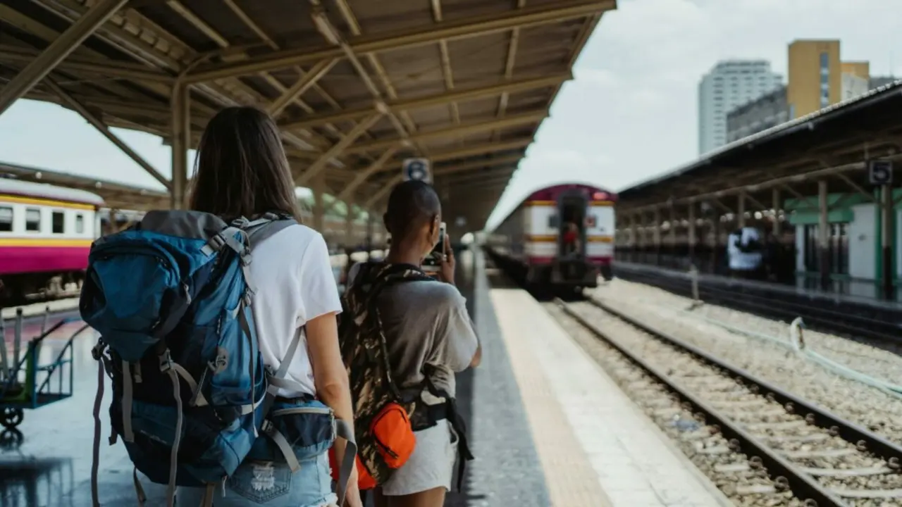 Jóvenes viajando en tren | Fuente: Pexels