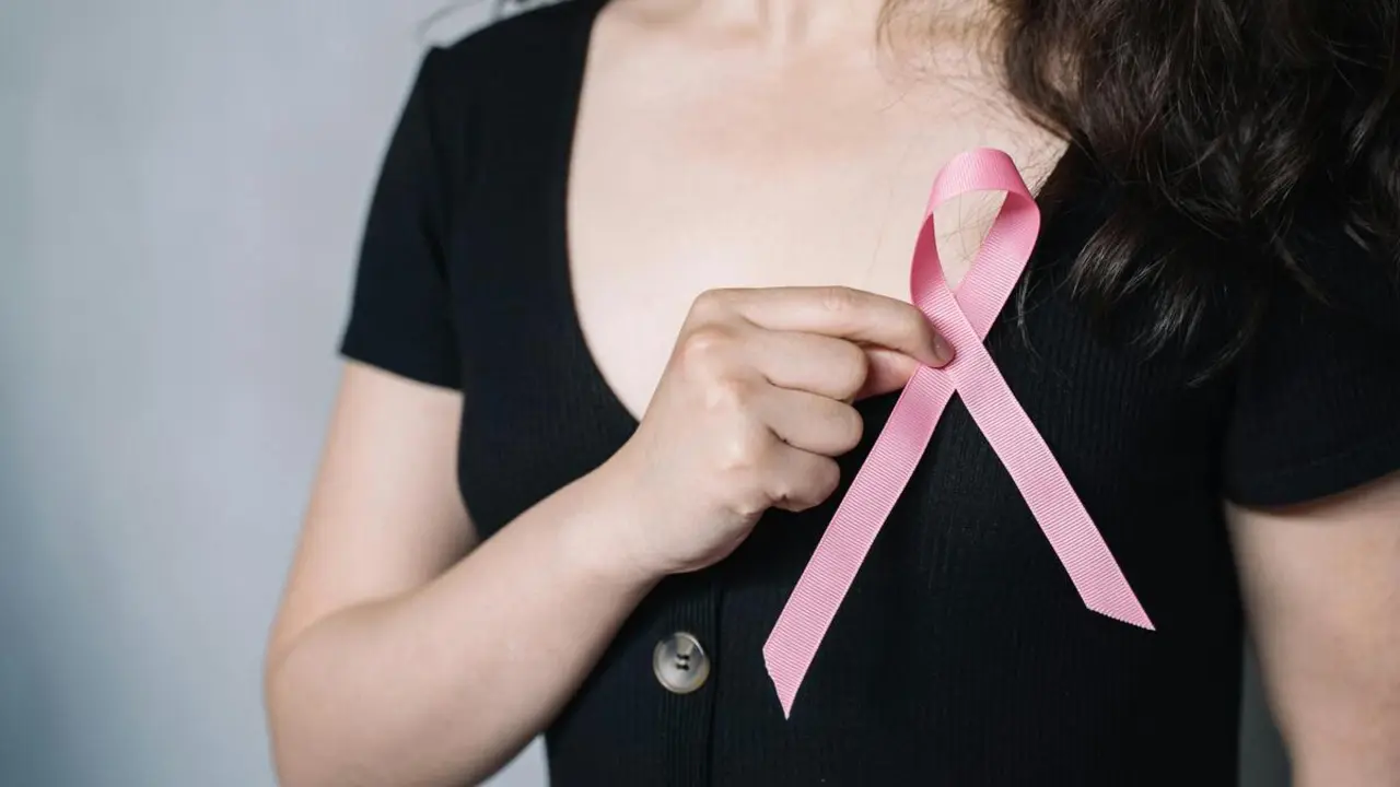 Símbolo internacional del cáncer de mama | Fuente: Pexels