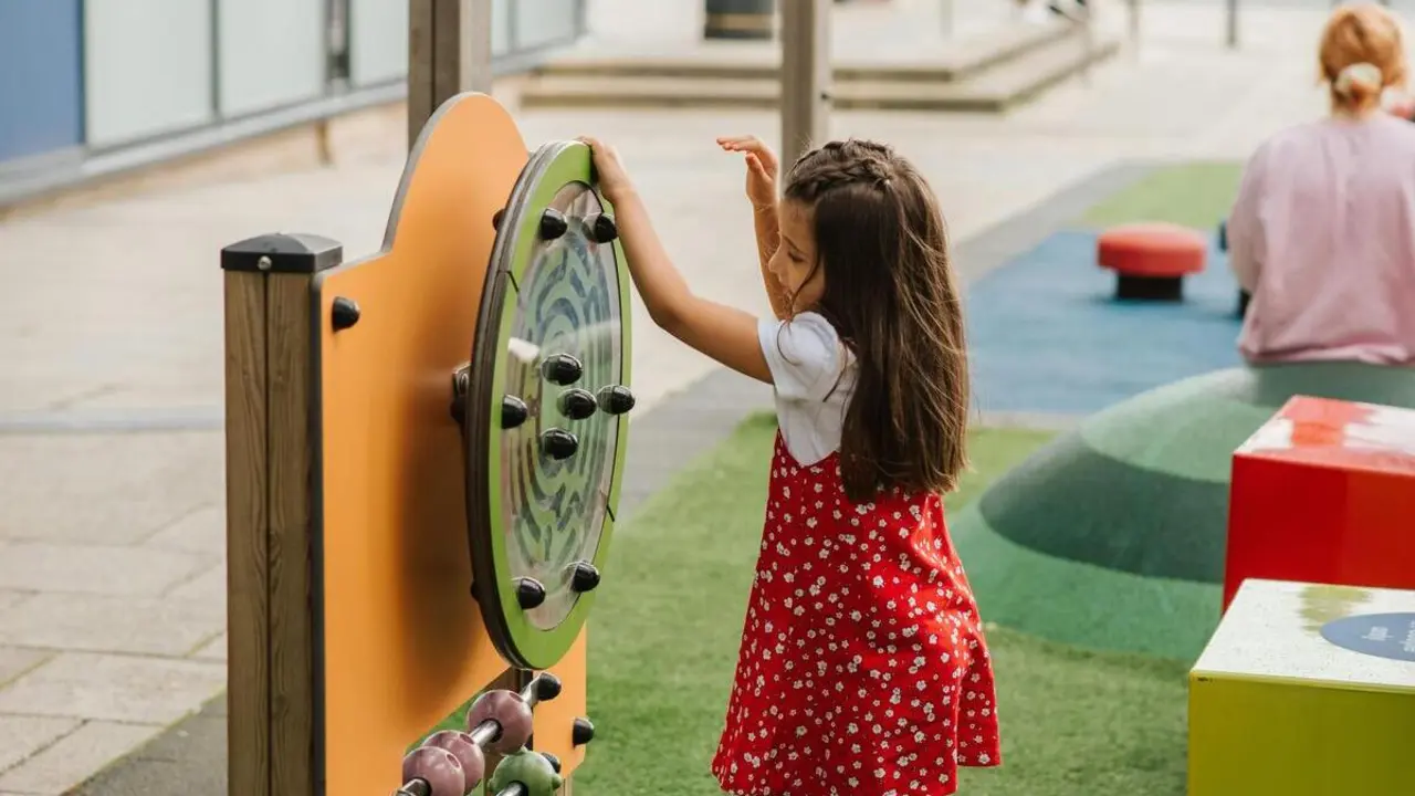 Parque infantil con suelo de caucho | Fuente: Pexels