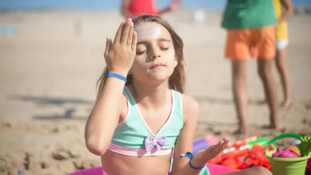 Niña aplicándose crema solar | Fuente: Pexels