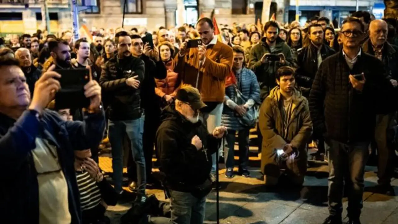 Manifestantes rezando el rosario | Fuente: Getty Images