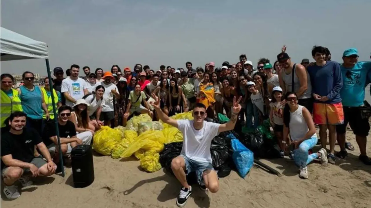 Diego Nister y voluntarios en la playa | Fuente: @diegonister vía Instagram