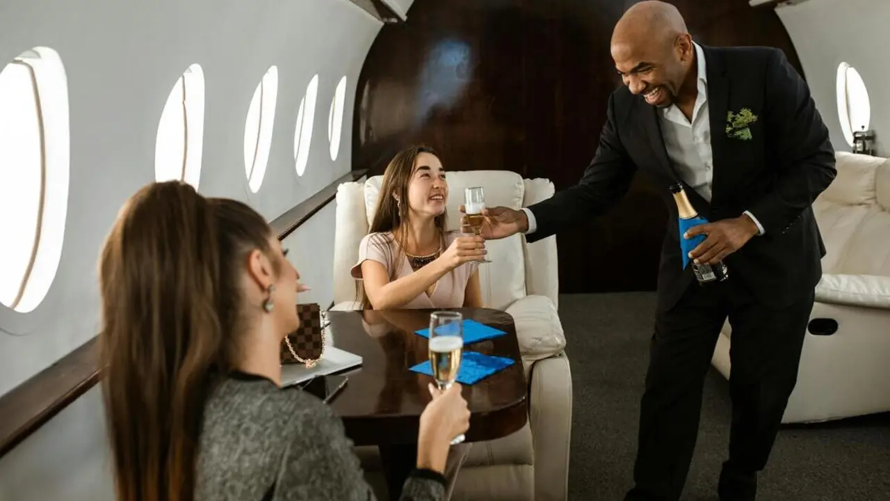 Consumo de alcohol en un vuelo | Fuente: Pexels