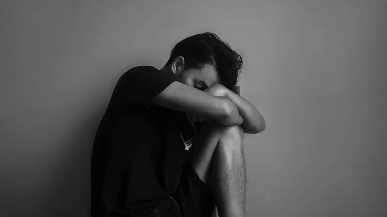 Hombre cabizbajo sentado | Fuente: Pexels