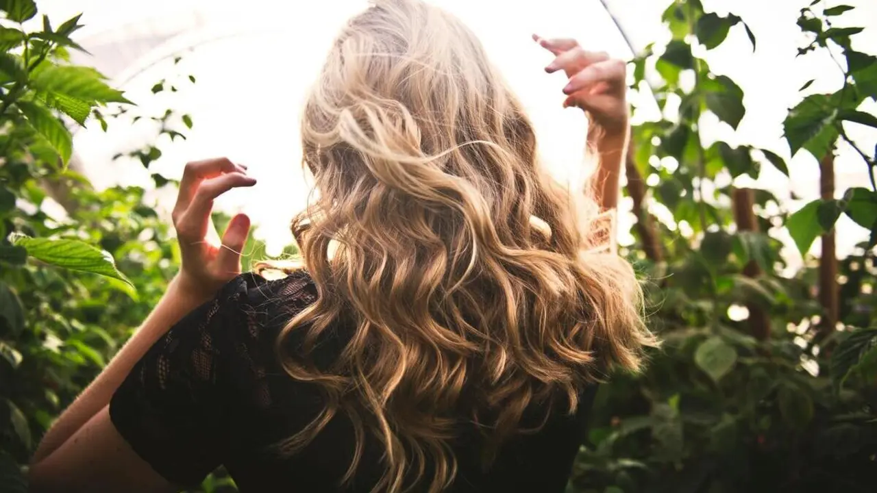 Melena rubia y radiante | Fuente: Pexels