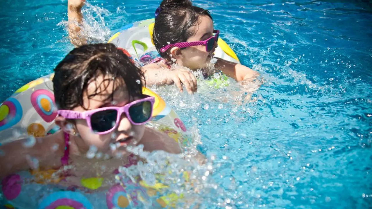 Niñas en la piscina | Fuente: Pexels
