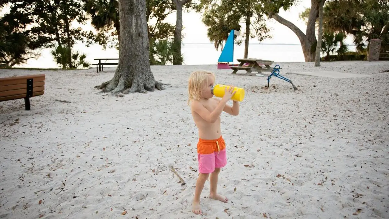 Niño en la playa | Fuente: Pexels