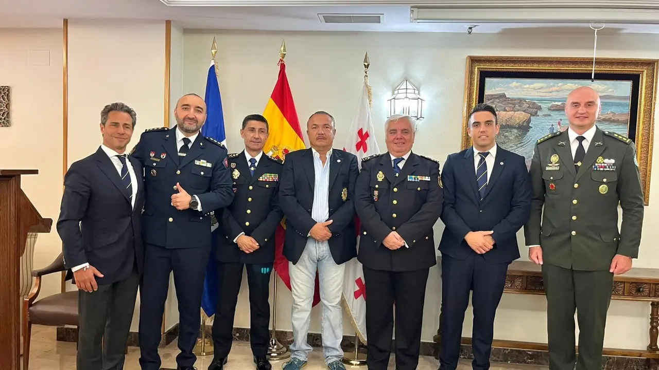A pie de foto, de izquierda a derecha: David de Guillamón, Vicepresidente Segundo de Santos Ángeles Custodios; Shalva Shubladze, Coronel de la Policía de Georgia; Manuel Soto Seoane, Jefe Superior de Policía Nacional de Madrid; Diego de Guillamón, Presidente de Santos Ángeles Custodios; Fermín Pacetti Cuevas, Subinspector de Policía Nacional; Raúl Felipe Escudero, Vicepresidente Tercero de Santos Ángeles Custodios; y George Babunashvili, Coronel agregado Militar de la Embajada de Georgia.