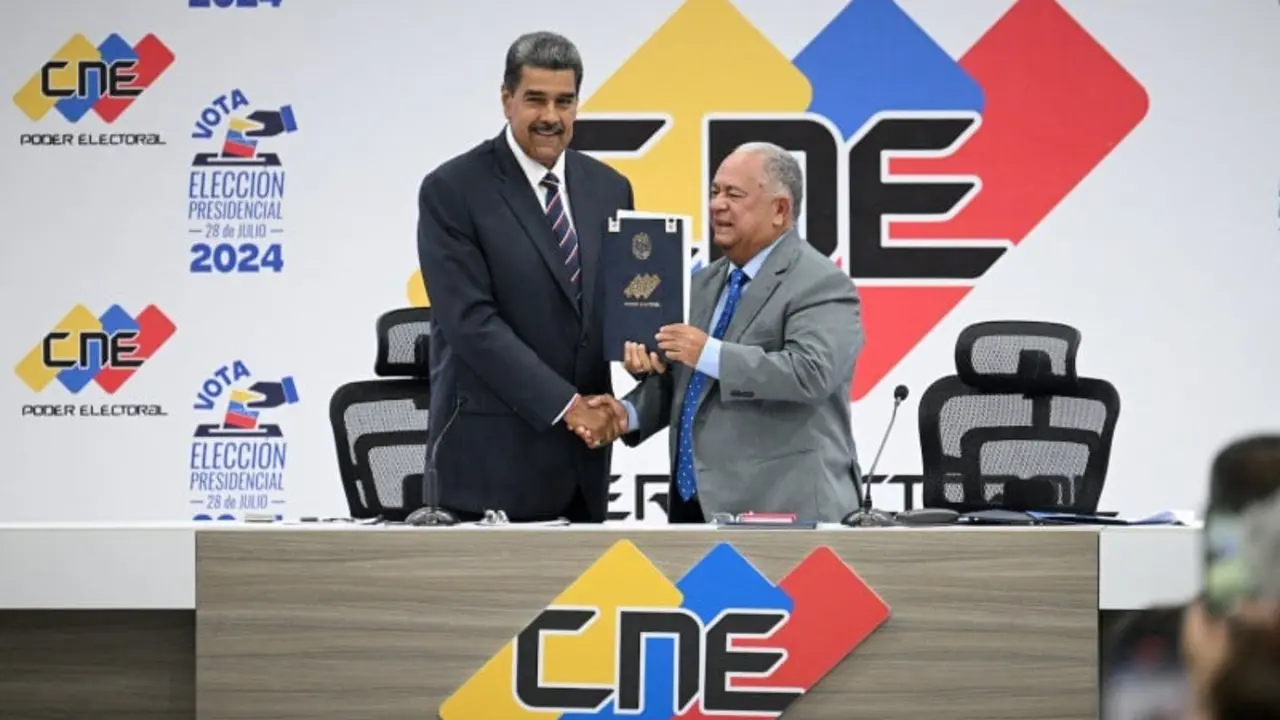 Elvis Amoroso, actual presidente del CNE, felicita a Nicolás Maduro