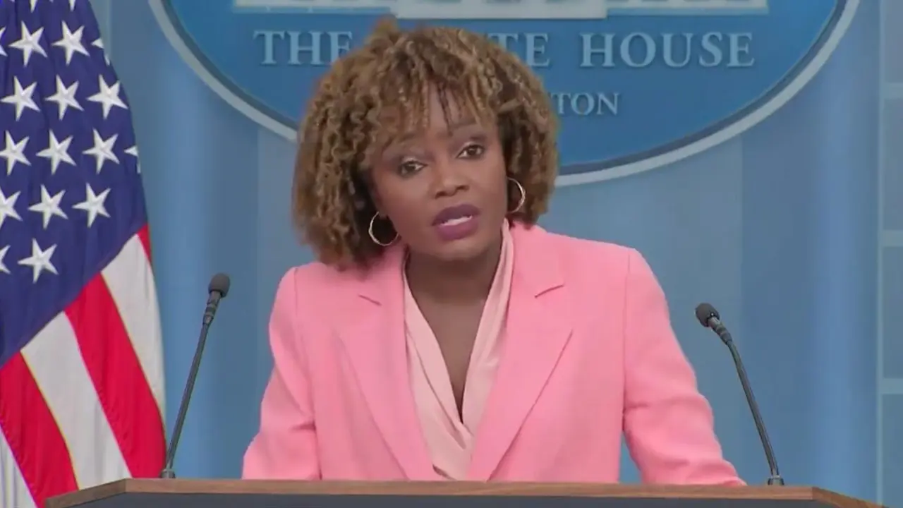 Karine Jean-Pierre, portavoz de la Secretaría de Prensa de la Casa Blanca, durante una sesión de información el miércoles, 14 de agosto en Washington.
