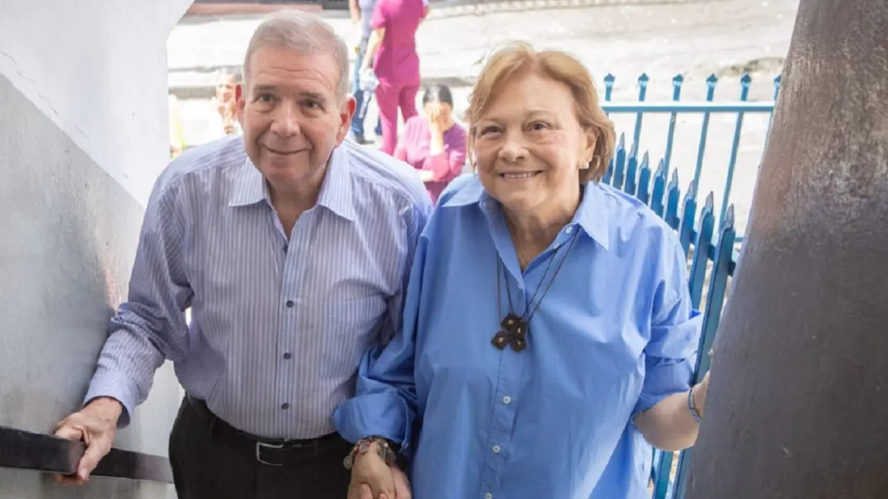 Edmundo González junto a su esposa / X
