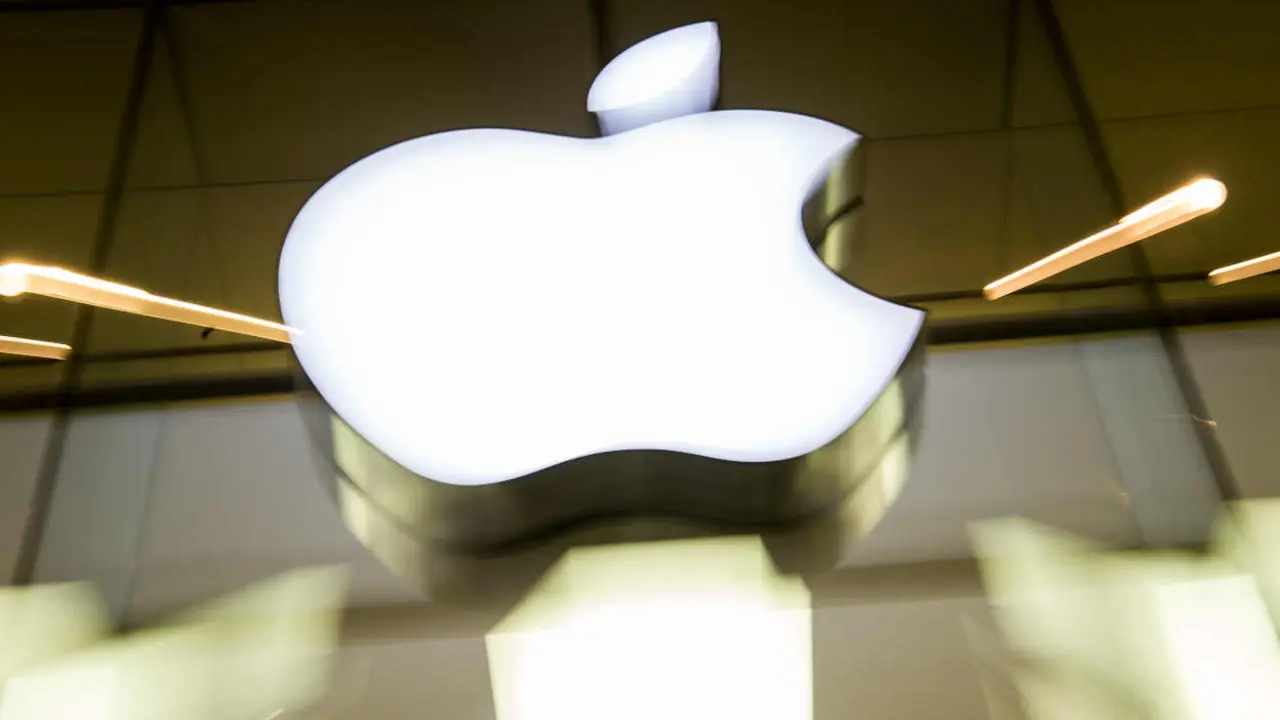 FILED - 17 February 2016, Bavaria, Munich: The Apple logo shines on the facade of an Apple Store. Photo: Peter Kneffel/dpa
(Foto de ARCHIVO)
17/2/2016 ONLY FOR USE IN SPAIN