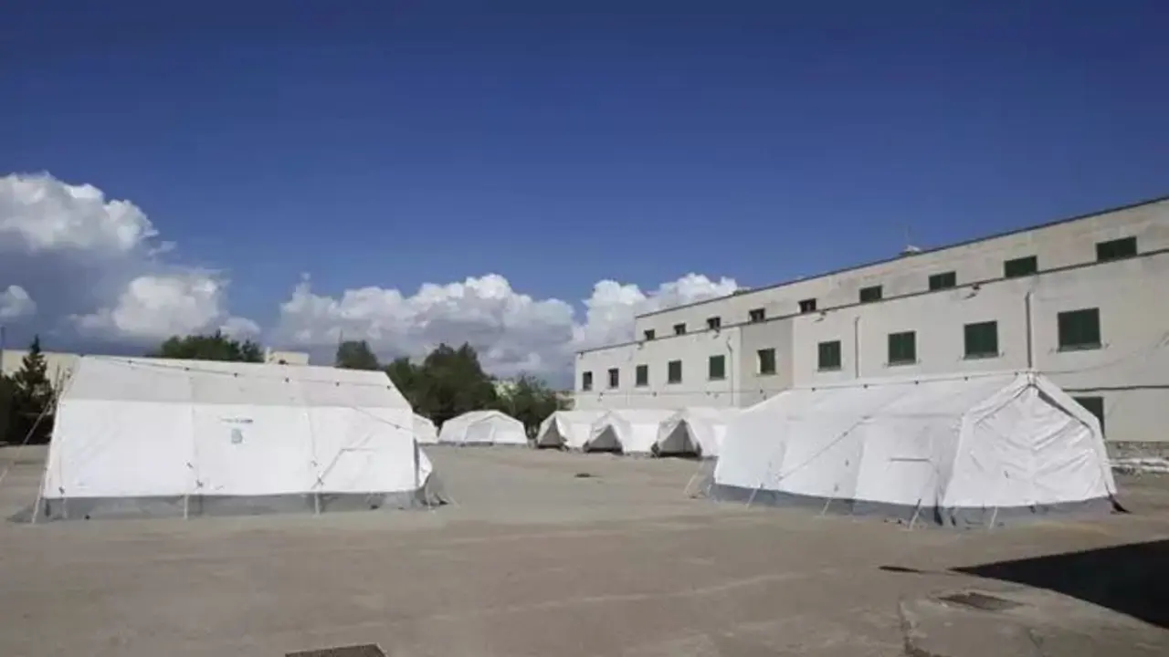 Tiendas de campaña colocadas en las instalaciones del antiguo cuartel de Son Tous en 2021. (Foto de archivo cedida por el Govern de les Illes Balears).