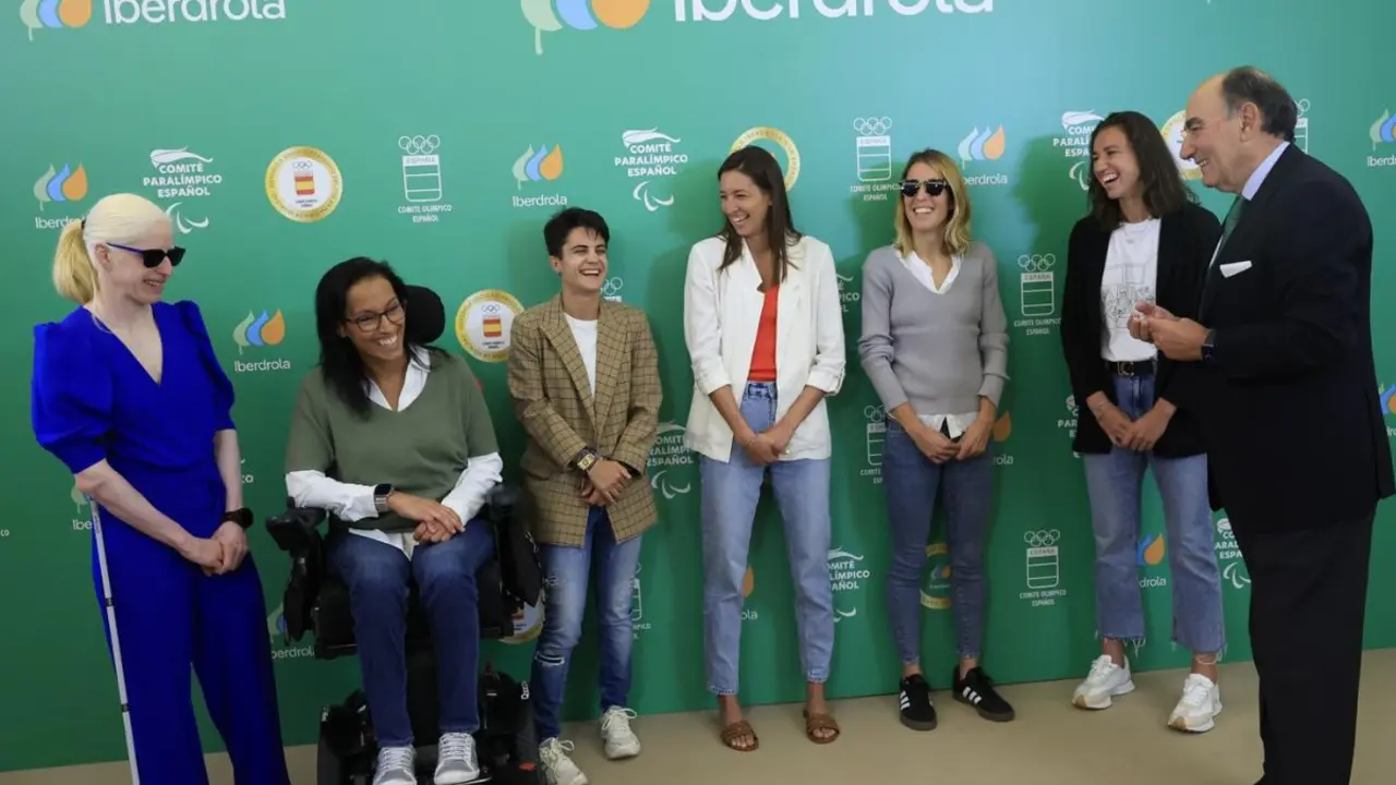 El presidente de Iberdrola con una representación de deportistas olímpicas y paralímpicas. (Foto: Iberdrola).