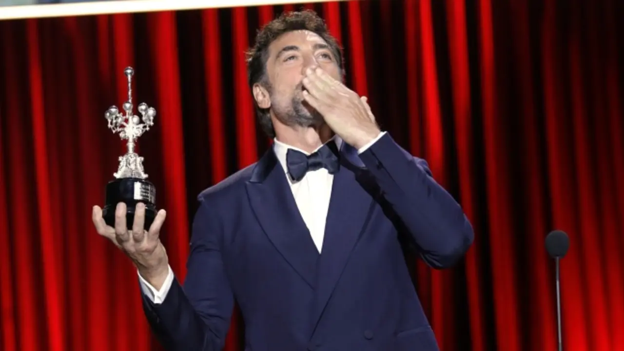 Javier Bardem agradece al público al recibir el Premio  Donostia
