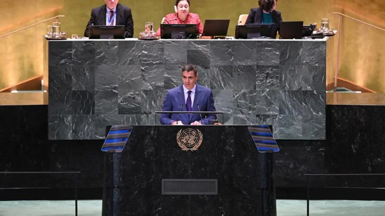 Una semana después de la aprobación en el Consejo de Ministros del plan de regeneración democrática, el presidente del Gobierno se apoya en la diplomacia internacional para impulsar su agenda 

