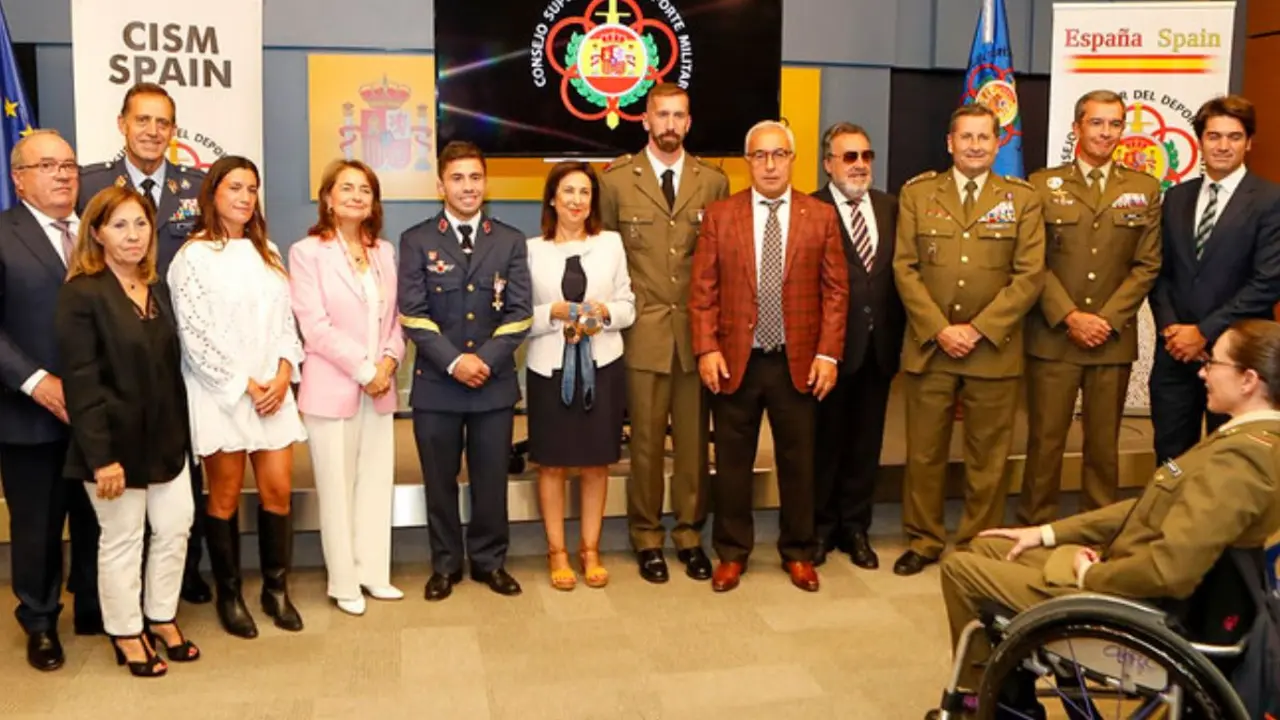 En el acto de homenaje a los dos medallistas olímpicos de las Fuerzas Armadas estuvieron presentes autoridades del ámbito de la defensa y el deporte. (Fotos: Ministerio de Defensa).