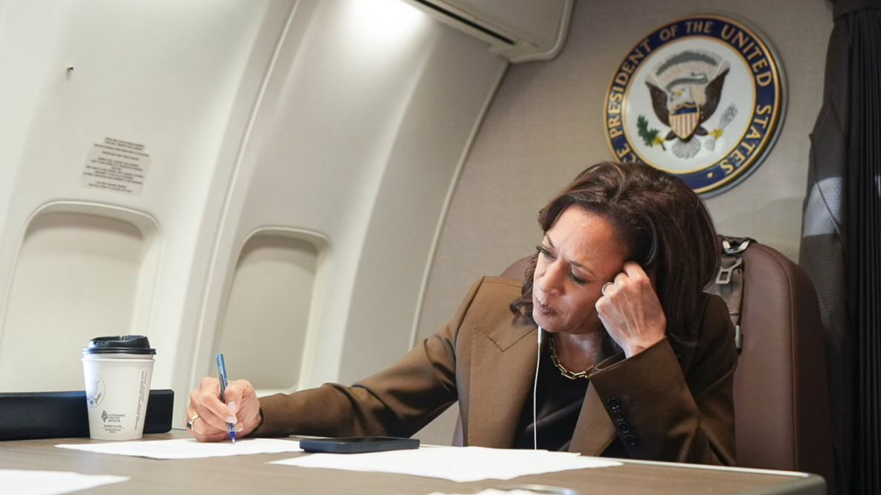 Vicepresidenta Kamala Harris durante su reunión con la administradora de la Agencia Federal para el Manejo de Emergencias (FEMA), Deanne Criswell