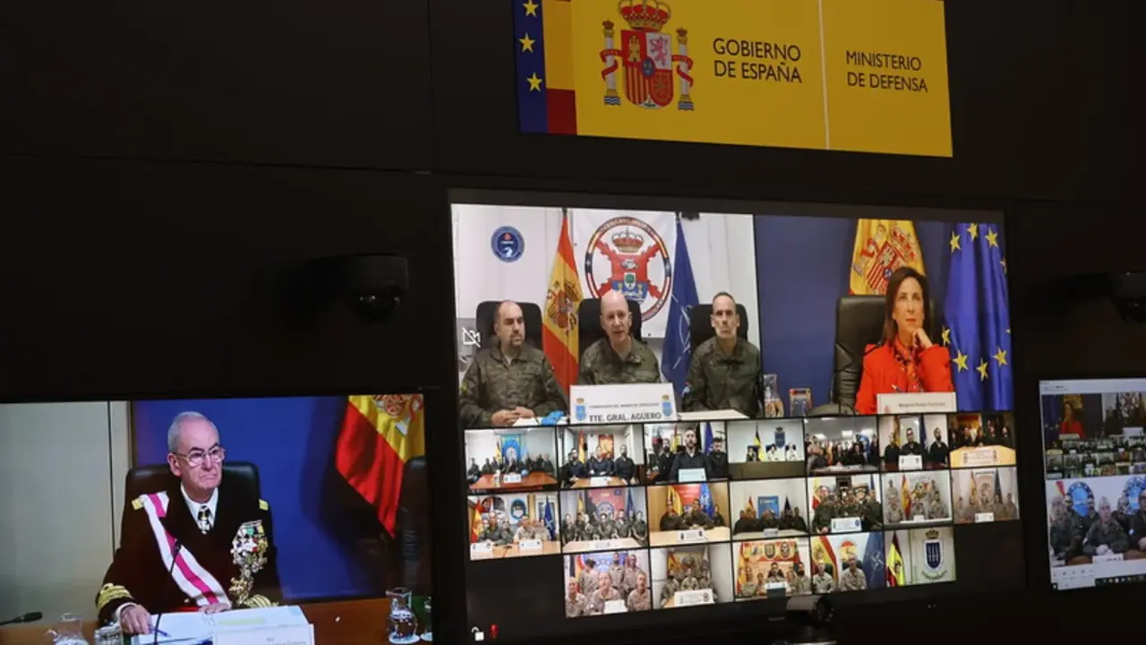 Momento de la videoconferencia de Margarita Robles con los responsables de las misiones en el exterior de las Fuerzas Armadas. (Foto: Ministerio de Defensa).