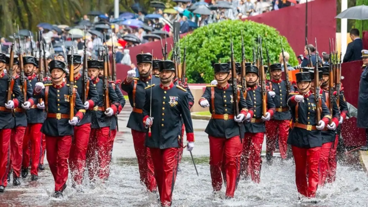 El desfile aéreo ha tenido que suspenderse y finalmente han participado 3.884 efectivos de las Fuerzas Armadas y Fuerzas y Cuerpos de Seguridad del Estado. (Fotos: Iñaki Gómez / Ministerio de Defensa).