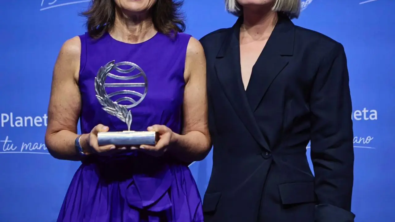 Paloma Sánchez-Garnica, y Beatriz Serrano, ganadora y finalista del Premio Planeta 2024