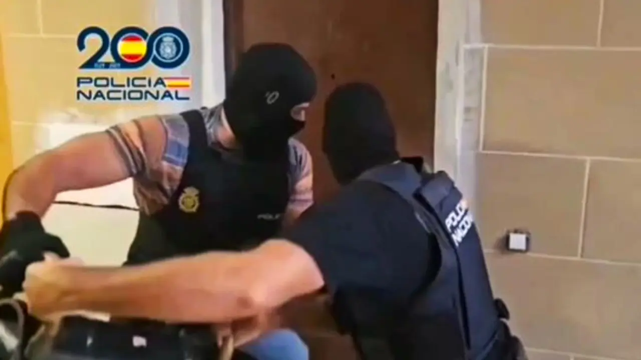 Más de un centenar de agentes han vuelto a desplegar este viernes en las Tres Mil Viviendas. 