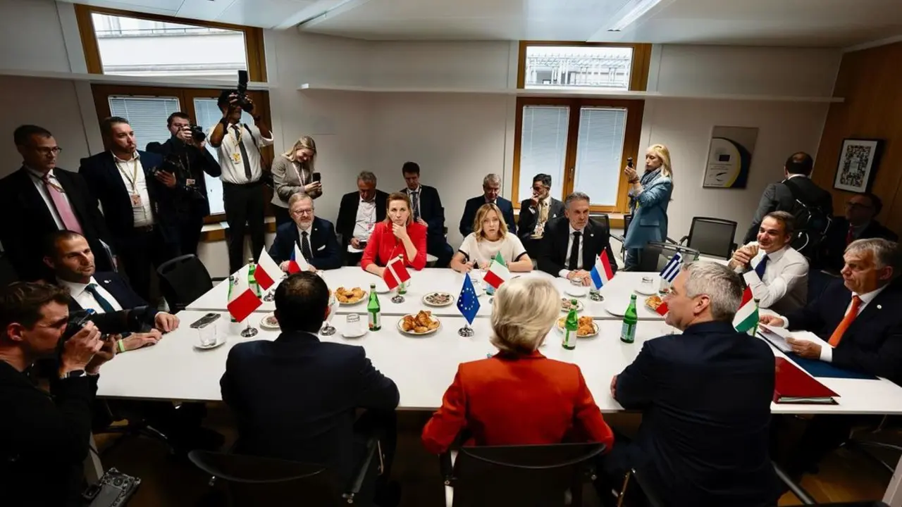 Giorgia Meloni, junto a representantes de otros 10 países de la UE y Úrsula Von der Leyen en la minicumbre previa al debate migratorio de la UE