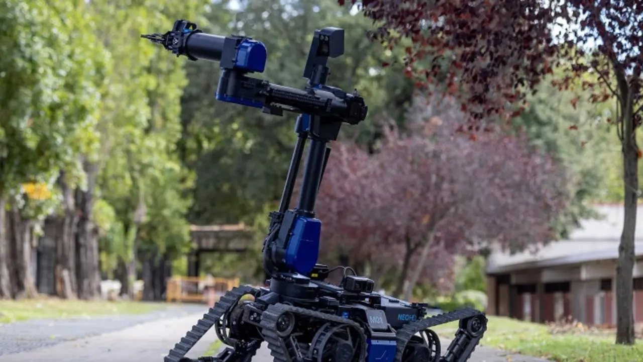 El aunav.NEO HD es un vehículo terrestre de control remoto con capacidad
todoterreno, diseñado para operar en escenarios críticos y entornos hostiles. (Foto: Escribano).