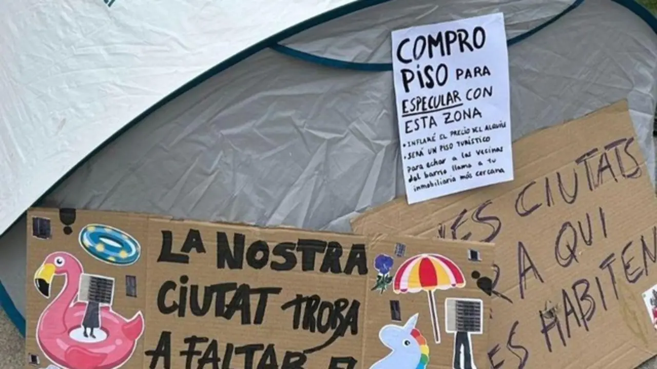 Acampada en la Plaza del Ayuntamiento. Imagen: 'València no està en venda'