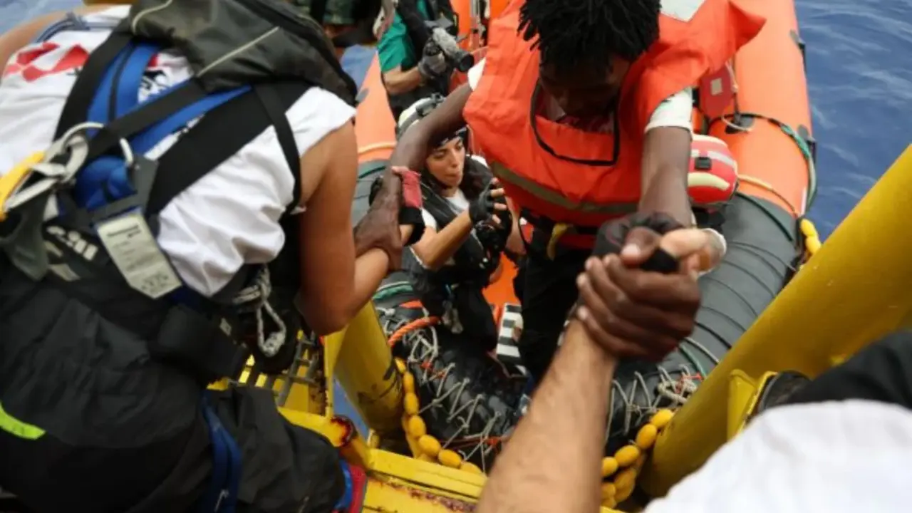 El equipo de rescate de Médicos Sin Fronteras ayuda a un hombre a bordo tras un rescate en el mar Mediterráneo el pasado 20 de septiembre de 2024. (Mohamad Heblak / MSF).