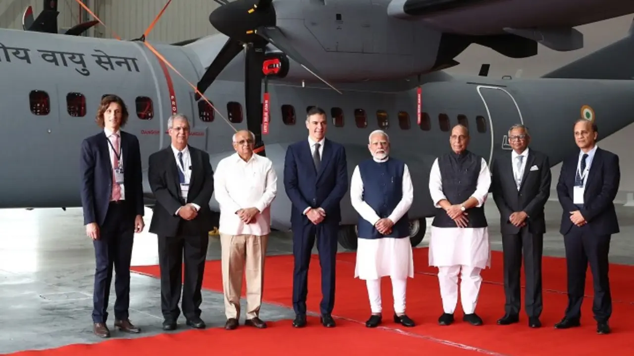 Foto de familia del presidente del Gobierno, Pedro Sánchez, en la planta de ensamblaje de Tata Advanced Systems y Airbus junto al primer ministro de la India, Narendra Modi. (Pool Moncloa/Fernando Calvo).